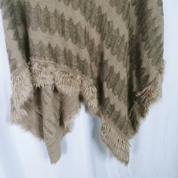 Poncho - Picture 4 of 4